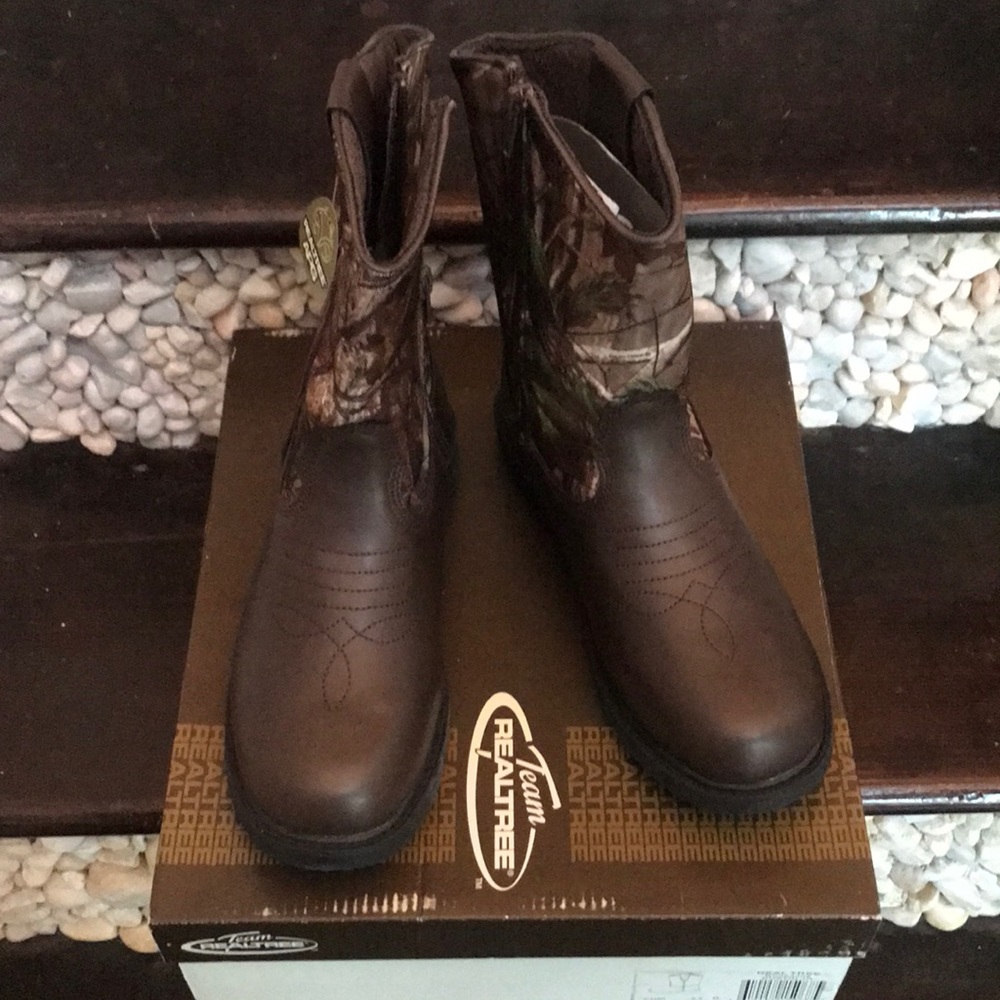 Real tree Camo boots for boys,girls,women or men! New! Never Worn!